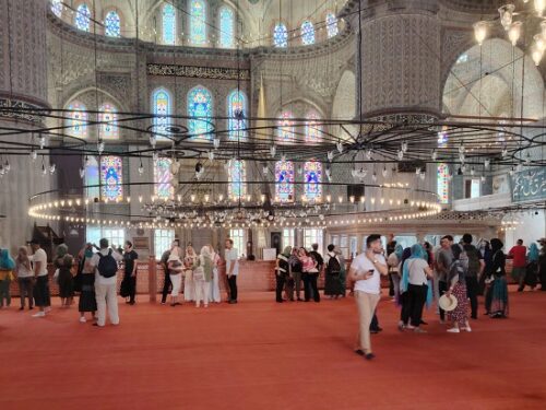 Blue Mosque invaded by tourists